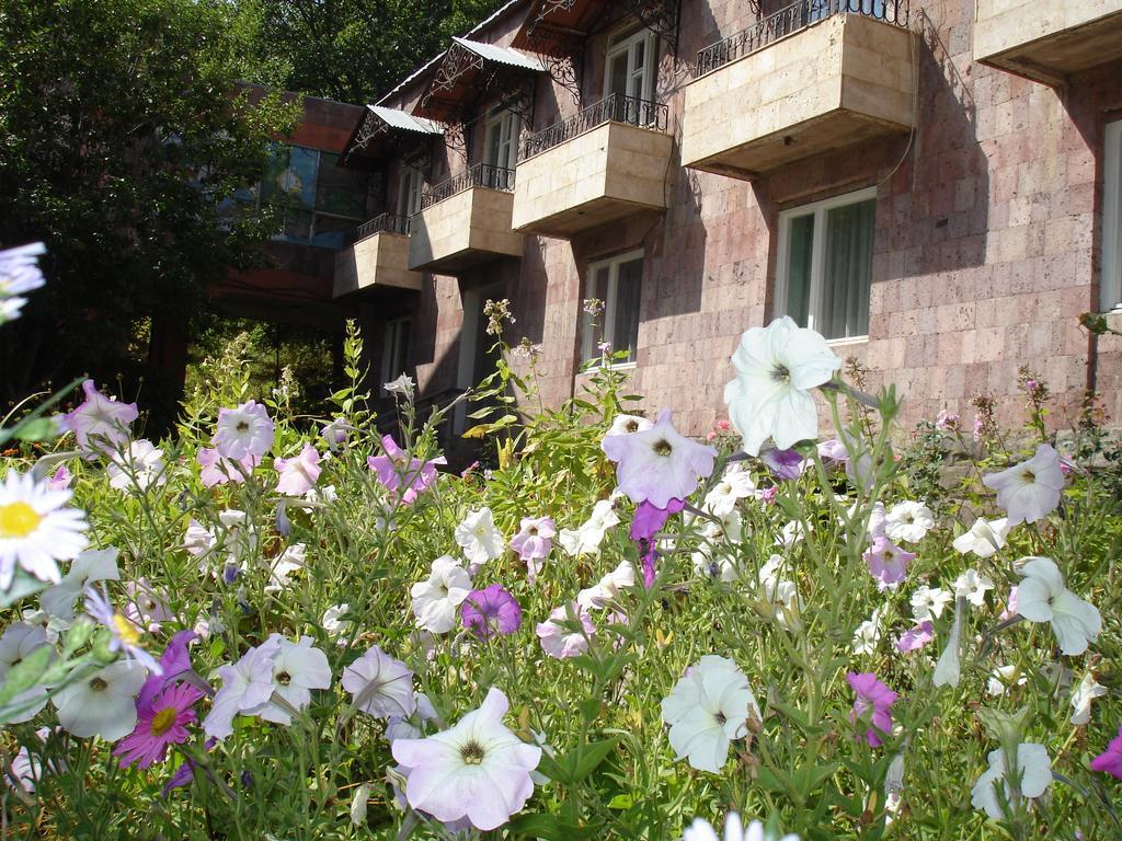 Дом Писателей Цахкадзора Hotel Luaran gambar