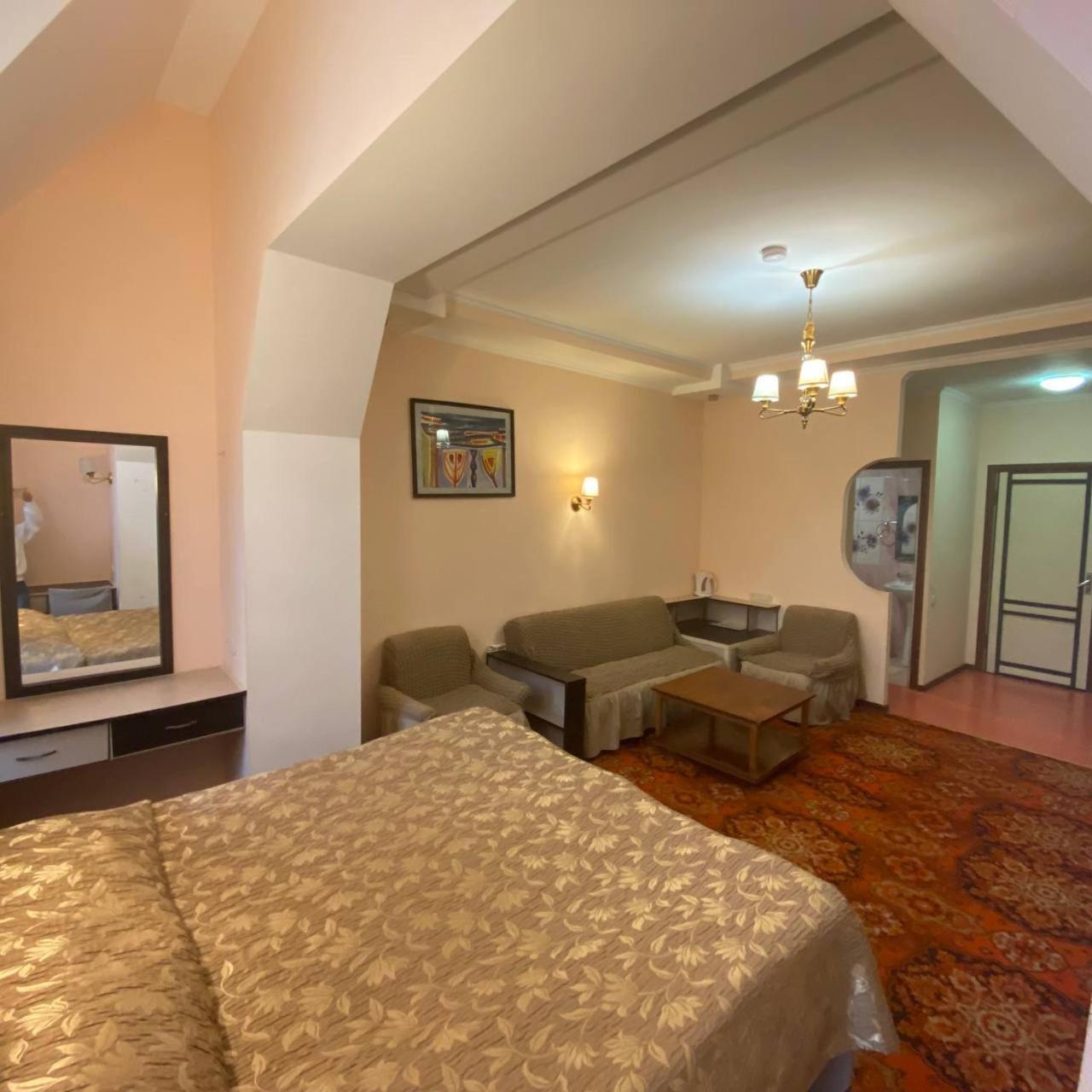 Дом Писателей Цахкадзора Hotel Luaran gambar